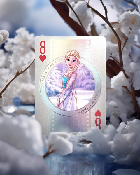 Kortos su Elza, 8♥ priekinė korta su sniego fone iliustruota Elsa figūra ir subtiliu holografiniu apvadu