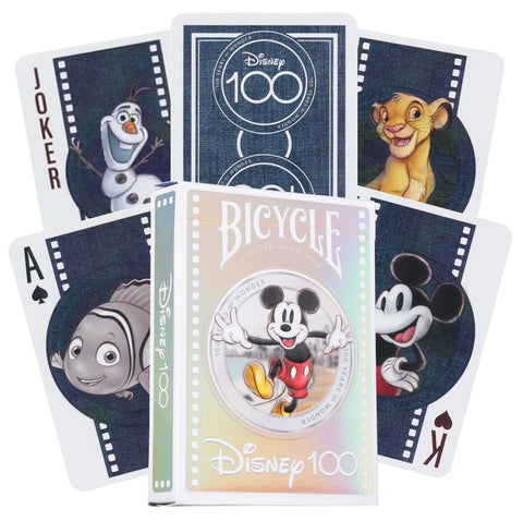 Bicycle kortos Disney 100 holografinėje dėžutėje, kortos išskleistos puskryžmai su Mickey, Simba, Olaf ir Nemo