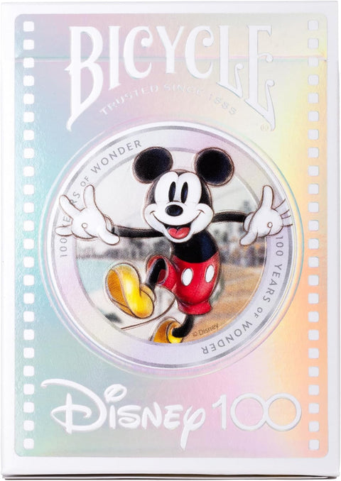 Bicycle kortos holografinėje Disney 100 dėžutėje su Mickey piešiniu centre ir apvaliu langeliu paeiliui展示