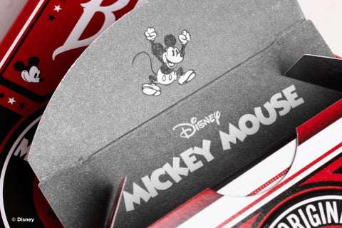 Mickey Mouse dėžutė su juoda ir raudona grafika, arti užsegamo flapo vidinis spausdinimas su klasikinio Mikio logotipu