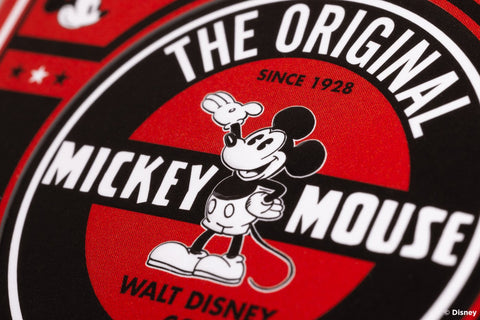 Marškinėliai su Mickey Mouse Disney logotipu raudoni‑juodi, artimas kampinis logotipo priartinimas