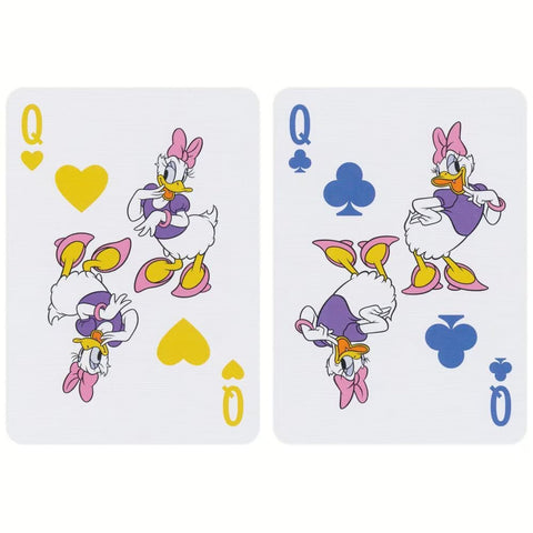 Kortos su Daisy Duck piešiniais, dvi damų versijos – geltonos širdys ir mėlyni kryžiai ant balto fono, skirtos kolekcijai