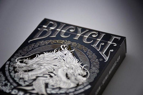 Bicycle kortų kaladė juoda Dragon serija, kampu užfiksuota su reljefiniu drakono dizainu ir metaliniu blizgesiu
