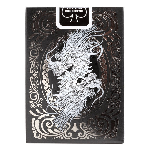 Kortos U.S. Playing Card Company juodoje dėžutėje su sidabriniu, išraiškingu drakono ornamentu ant priekinio dangčio