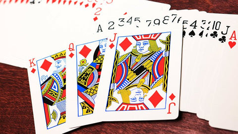 Kortų rinkinys 52 kortos, artimas kampuotas kadras su deimantų figūromis — Karalius, Karalienė ir Valetas, ryškios spalvos