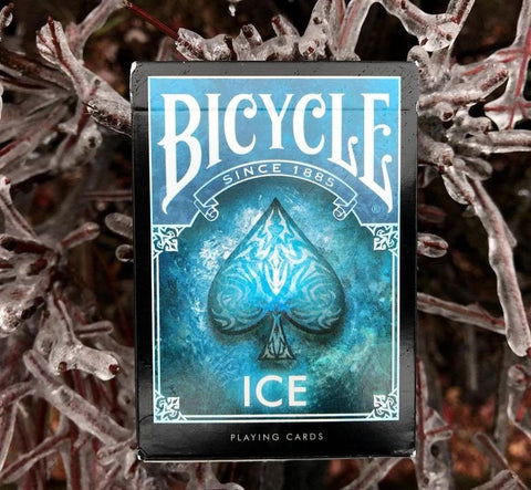 Bicycle kortos Ice leidimas mėlynos ledo spalvos dėžutėje, artimas priekinis kadras su pikų simboliu ant apledėjusių šakų fone