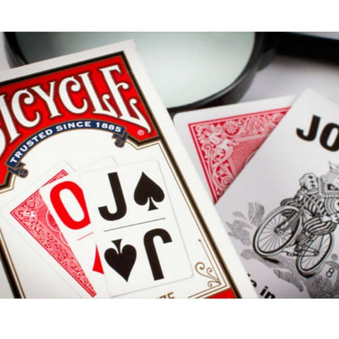 Bicycle kortų kaladė su raudonomis nugarėlėmis, arti užfiksuotas dėžutės logotipas ir Joker korta kampu