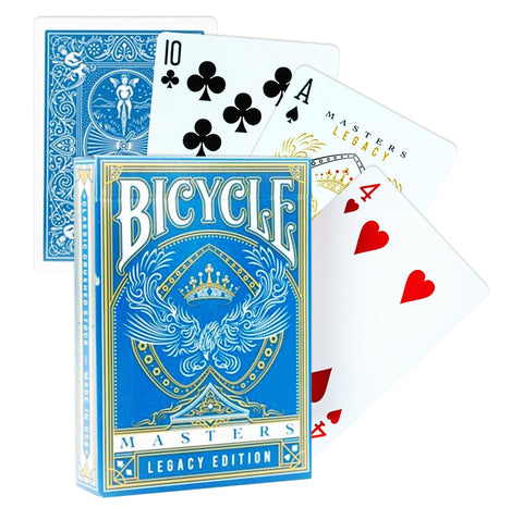 Kortų kaladė Bicycle Masters Legacy Edition mėlyna, stovinti dėžutė priekyje ir išskleistos kortos šonuose