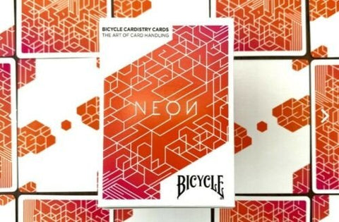 Bicycle kortų kaladė Neon su oranžine ir rožine geometrine nugarėlių rašta, pabrėžia dėklo priekinį dizainą