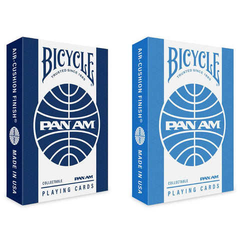 Kortų kaladė Bicycle Pan Am, dvi spalvų versijos (tamsiai ir šviesiai mėlyna) parodytos frontaliniu kampu, kad būtų galima palyginti