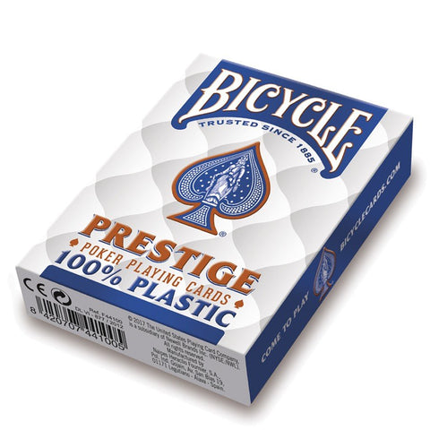 Bicycle kortos Prestige, baltai mėlyname 100% plastiko pokerio dydžio dėkle, rodoma pasvirusiu kampu.