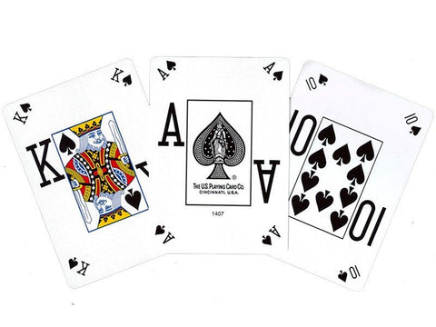 kortų kaladė U.S. Playing Card Co., standartinės pokerio kortos, trys atvertos pikų kortos (karalius, tūzas, dešimt) ant baltos fono