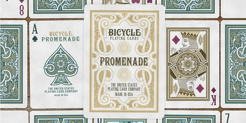Bicycle Promenade kortų kaladė su kremine ir auksine dėkle ir žalsvomis ornamentuotomis nugarėlėmis, plokščiai išdėstyta