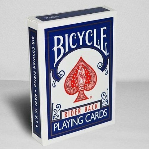 Kortos Bicycle Rider Back su raudonu spade simboliu mėlyno-baltame dėkle, trijų ketvirčių kampu, standartinio pokerio dydžio