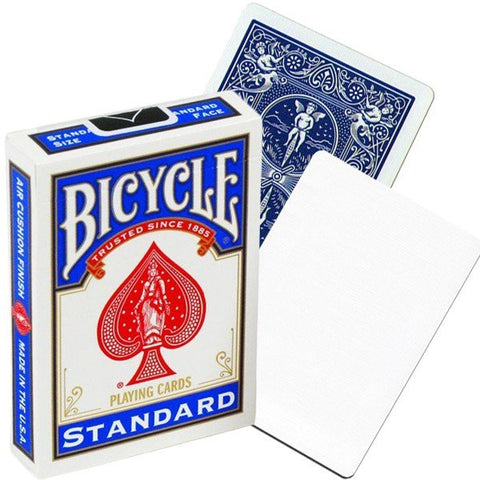 Bicycle žaidimo kortos standard dydžio, dėžutė su raudonu sparnu ir dvi kortos — viena balta priekinė, kita mėlyna nugarėlė