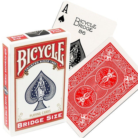 Bicycle kortų kaladė bridge dydžio, balta dėžutė su logotipu, matomas atverstas tūkas ir raudonas nugarėlės dizainas