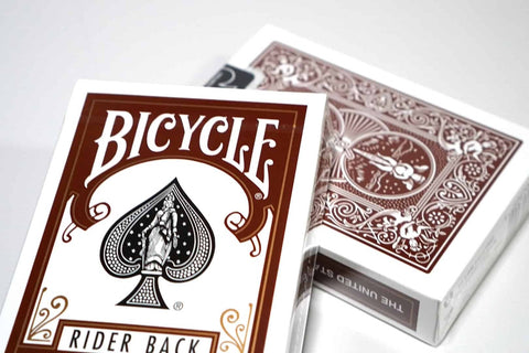 Bicycle kortos rudos Rider Back pakuotės, matyti priekinis logotipas ir užpakalinis raštas iš šono