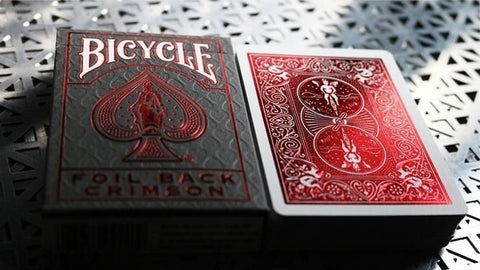 Bicycle žaidimų kortos Foil Back Crimson – raudonos blizgios nugarėlės ir juoda dėžutė iš šono