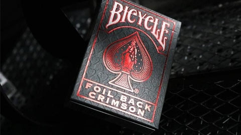 Bicycle kortos su crimson folijos nugarėle, juodo dėklo ir reljefiniu raštu matomos iš kampo