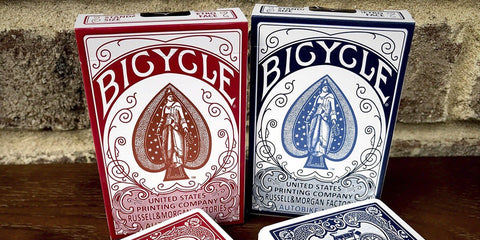 Bicycle kortos, standartinio dydžio, raudona ir mėlyna priekinės pakuotės matomos iš priekio, dvi skirtingos spalvos