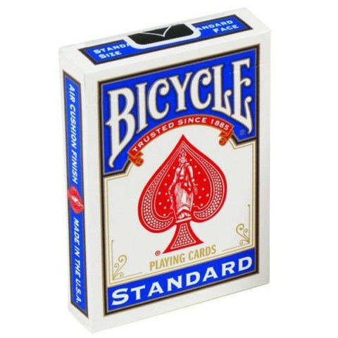 Bicycle žaidimo kortos Standard, baltas dėklas su raudonu tūzu ir mėlynais akcentais, rodoma priekinė ir šoninė pakuotės pusė