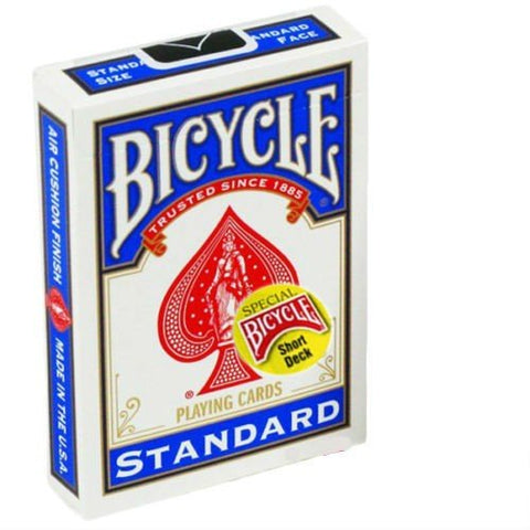 Bicycle kortos, sutrumpinta kaladė su raudonu pikų ženklu ir mėlynu „Standard“ apvadu stovinčiame baltame dėkle