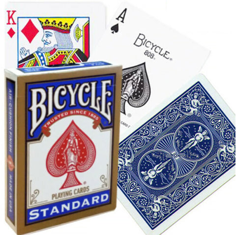 Kortos Bicycle Standard su mėlynomis nugarėlėmis ir baltu dėklu su raudonu tūzu, atverstos ir stovinčios