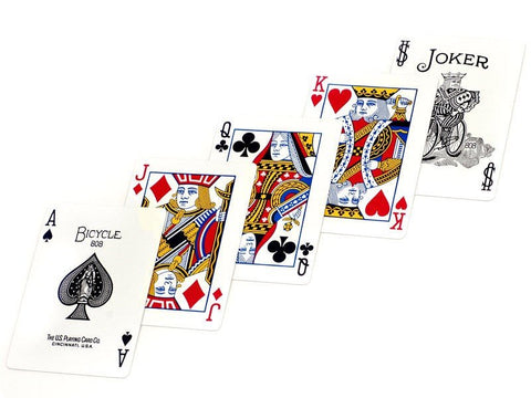 Bicycle kortos, baltos 808 leidimo, išskleistos į kampą rodant A♠, J♦, Q♣, K♥ ir jokerį, skirtos magijai ir žaidimams