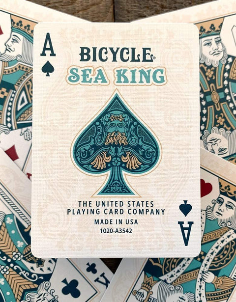 Sea King žaidimų kortos Bicycle prekės, centre ace of spades korta su turkio ir aukso ornamentais ir „Made in USA“ tekstu