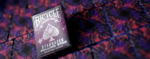 Bicycle kortos Stargazer violetinės galaktikos dizainu, pasvirus dėžutės priekinis vaizdas ant išdėstytų nugarėlių