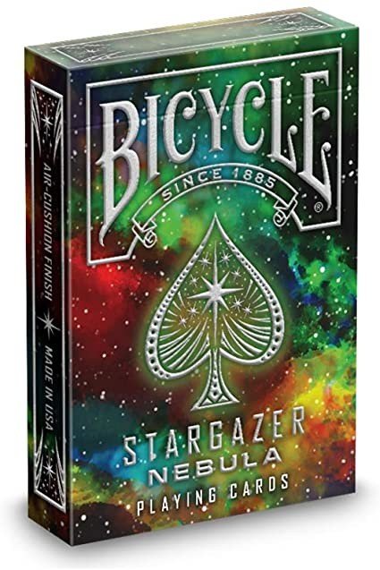 Bicycle Stargazer Nebula žaidimo kortos su daugiaspalviu kosminiu dizainu, metalizuotais akcentais ir matoma priekine pakuote