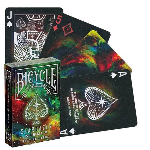 Bicycle kortos Stargazer Nebula su spalvotu miglos galaktikos dizainu, išskleistos vėduokle šalia dėžutės