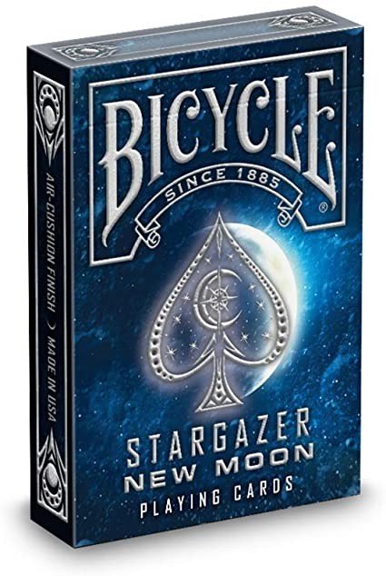 Bicycle kortos Stargazer New Moon mėlynos dėžutės priekinis kampas su mėnulio ir kosminiu erdvės dizainu, standartinio dydžio