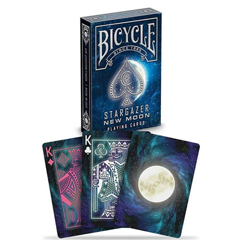 Bicycle Stargazer kortos su mėlyna kosmine dėžute ir pilno mėnulio nugarėle, dvispalviais karaliaus piešiniais, skirtos žaidimams ir trikams