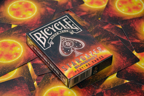 Bicycle žaidimo kortos Stargazer Sunspot — dėžutė ant išskleistų ugninių saulės nugarėlių, prekių galerijos artimas planas