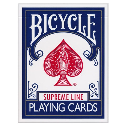 Bicycle kortų kaladė Supreme Line baltai mėlyna pakuotė priekyje su dideliu raudonu pikio simboliu ir logotipu