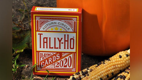 Tally-Ho kortų kaladė 2020 Autumn Circle raudonai oranžiniame dėkle, stovi šalia moliūgo ir kukurūzų
