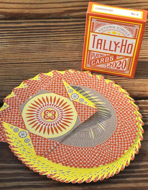 Tally‑Ho kortos Autumn Circle oranžinių ir geltonų tonų, išskleistas nugarėlių raštas ir matoma dėžutė