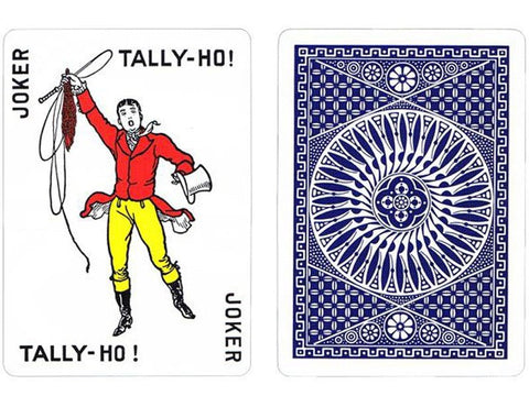 Tally-Ho žaidimo kortos – Jokerio priekinė pusė su raudonu ir geltonu kostiumu ir mėlyna ornamentuota nugarėle, abi pusės matomos