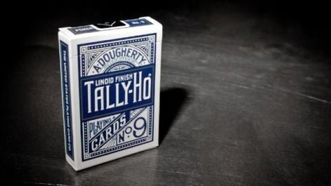 Tally-Ho kortų kaladė (No.9) mėlyno–baltėje dėžutėje stovi vertikaliai, ryškiai matoma priekinė grafika