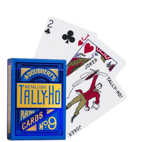 Tally‑Ho žaidimo kortos mėlyname Metalluxe dėkle, fanuotos kortos su Jokeriu, kryžių dvejeta ir širdžių valetas