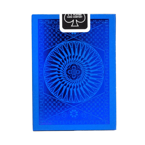 Kortų kaladė mėlyna U.S. Playing Card Company, dekoratyvus spiralinis nugarėlės raštas, arti sufokusuotas kampas