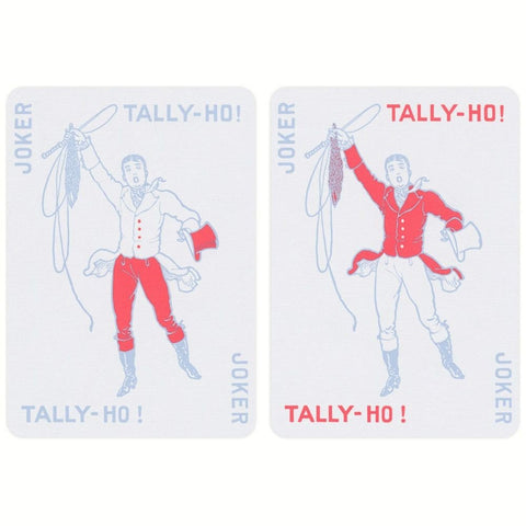 Kortos Tally‑Ho jokeriai, du variantai: kairėje švelnesnės raudonos detalės, dešinėje sodresnis raudonas švarkas, palyginimas