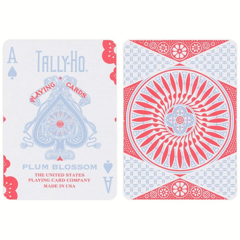 Kortos Tally‑Ho „Plum Blossom“, baltos su rožiniais ir šviesiai mėlynais raštais, parodytas tūzas priekyje ir ornamentuota nugarėlė