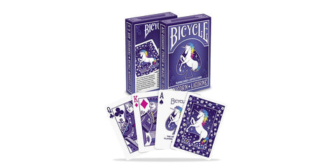 Bicycle vienaragių žaidimo kortos su violetiniais tuck dėklais ir vienaragio nugara, fanuotos kortos rodo figūras ir pagrindinį niką