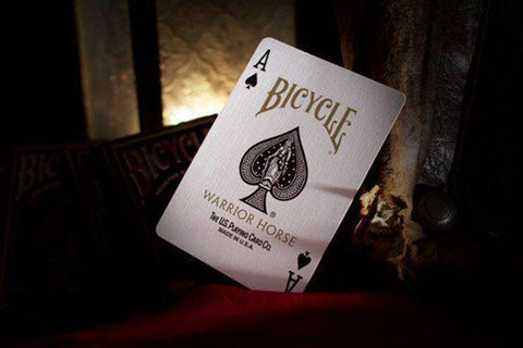 Bicycle kortų kaladė Warrior Horse, baltas Ace of Spades kortos priekinis kampas, tekstūruotas paviršius ir išskirtinis dizainas