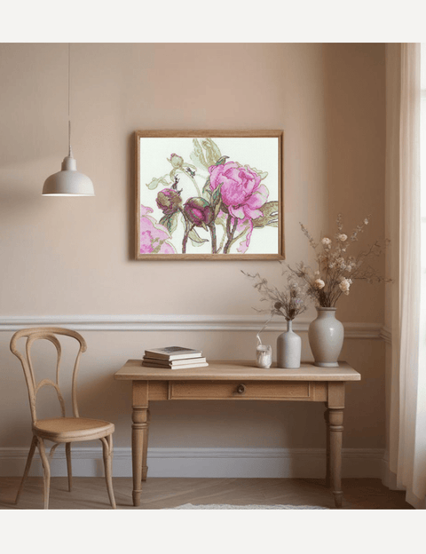 sienos paveikslas mediniame rėme su rožiniais bijūnų žiedais ant smėlinio fono, 60×80 cm interjero stilizacija