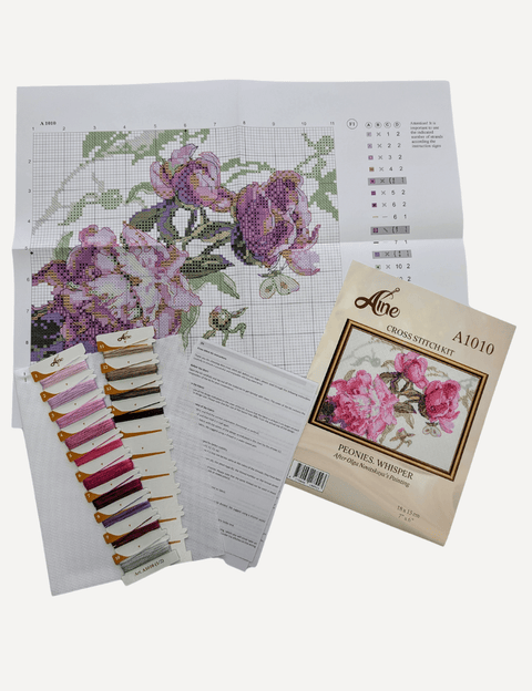 Kryželių rinkinys Aine „Peonies Whisper“ su išskleista žymėta schema, spalvotais siūlais ant kortelių ir instrukcija