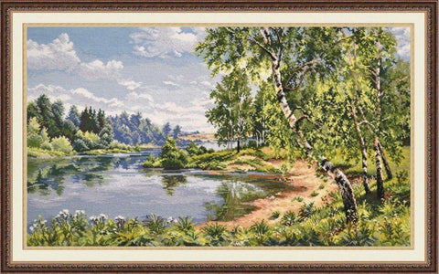 Siuvinėtas paveikslas beržų pakrantė prie ežero, rėminis, žalios ir smėlio tonų, horizontalus 60×40 cm