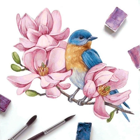 Akvarelinis plakatas su mėlynu paukščiu ir rožinėmis magnolijomis, 30×40 cm, kompozicija iš viršaus su teptukais ir dažų paletėmis, tinkama sienų dekorui